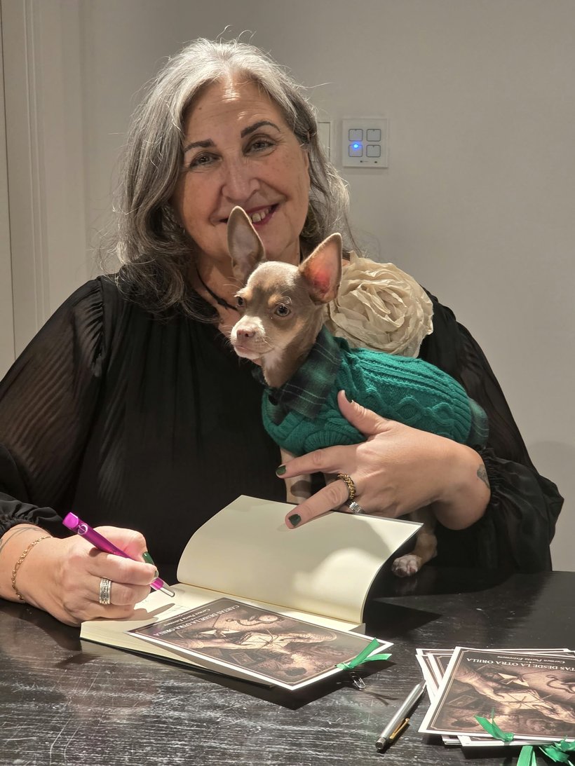 Carmen Puerta Extremera firma ejemplares de «Cartas desde la otra orilla» en la presentación de Pamplona, 22 de septiembre de 2026